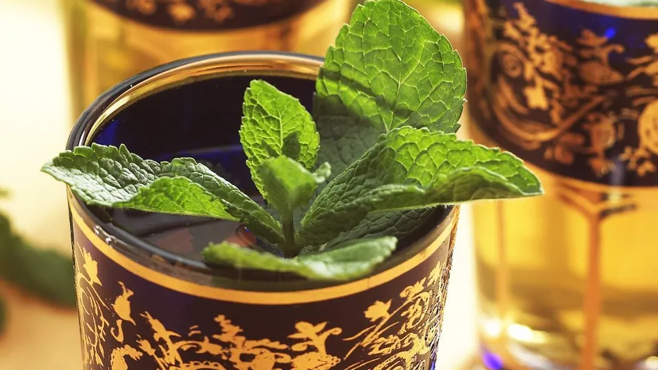 Bicchiere di tè con foglie di menta